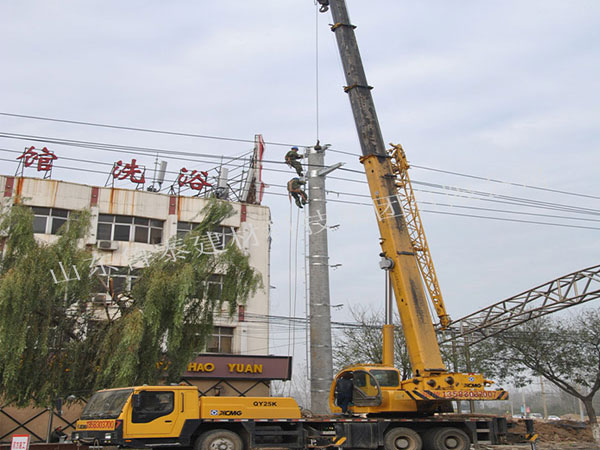 电杆组立施工现场（大弯矩底部法兰